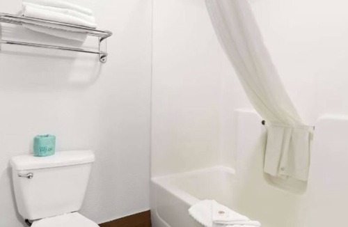 Joliet Hotel | Stay Near Chicagoland Speedway and Harrah’s Casino—Breakfast Included | 3 Units