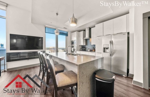 Second Ward Condo | StaysByWalker 3BR Lux Uptown | Spa/Gym/KingBed