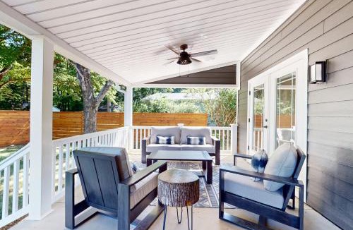 Pilot Mountain House | Steps to Vineyard! Dog-Friendly Pilot Mtn Retreat