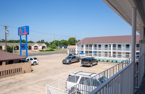 Bryan Hotel | Studio 6 Bryan, TX - University Area