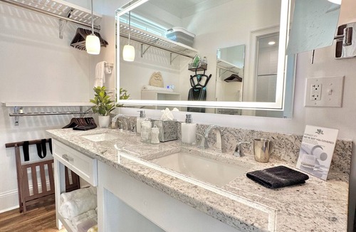 Cedar Bluff Apartment | “Studio A” Fall Escape w/Heated Pool, Lake, SplashPad, HotTub, Kayaks, firepit!
