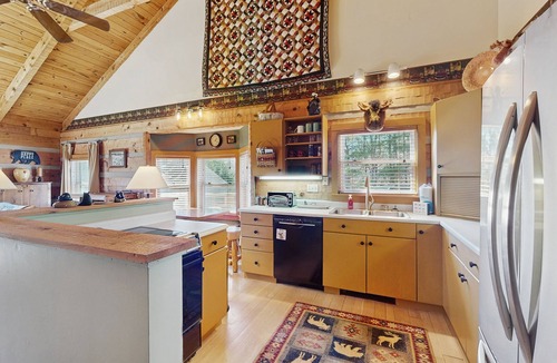 Foscoe Cabin | Stunning mountain view home with large deck and close to local attractions