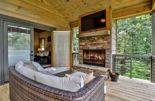 Ellijay Cabin | Summer cabin | Sleeps 8 + Hot Tub!