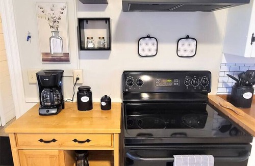 Waterville Apartment | Sun-kissed Serenity - Apt with Bonus 3-Season Room