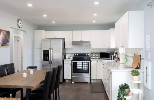 Port Weller House | Sunset Beach House - Remodeled - 1 block to beach