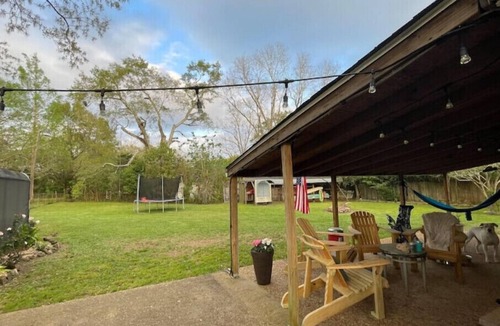 Tillmans Corner House | Take a break on Freeway Lane
