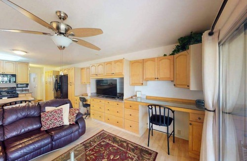 Ualapue Condo | Take In Ocean Views from a Waterfront Condo with Pool & Grill