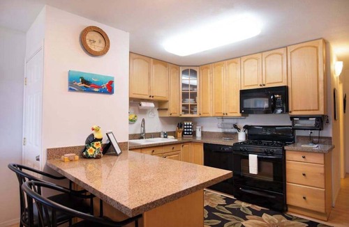 Ualapue Condo | Take In Ocean Views from a Waterfront Condo with Pool & Grill