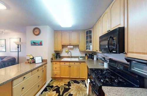 Ualapue Condo | Take In Ocean Views from a Waterfront Condo with Pool & Grill