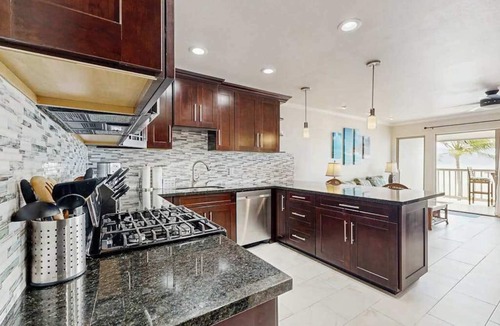 Ualapue Condo | Take In Water Views from a Third-Floor Oceanfront Condo with Pool