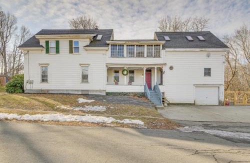 Gardiner Apartment | Tasteful Gardiner Triplex Near Downtown Augusta!