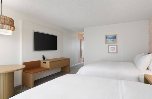 Waikiki Hotel | The Ambassador of Waikiki | City View with Two Queens | Pet-Friendly