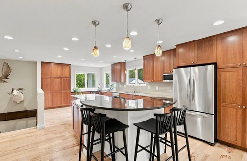 Turnagain House | The Anchorage Sweet Spot w/Cinema, Gym and Deck