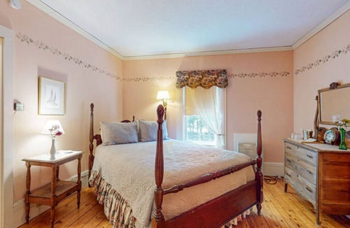 Hancock Point Bed & Breakfast | The Crocker House Country Inn (Rm 4)