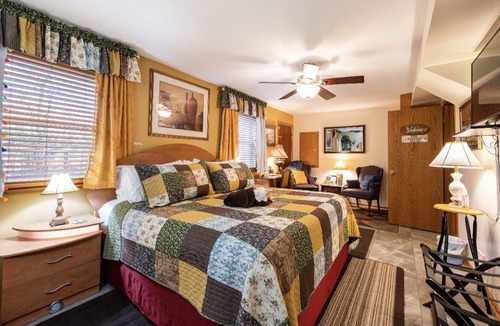 Hoffman Estates House | “The Estates Suite” PRIVATE BEDROOM in our Home and use of the Hottub.