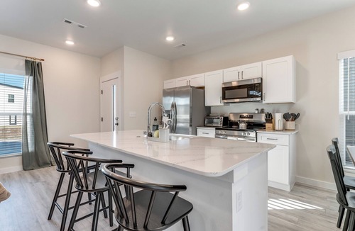 Centerton House | The Evergreen – Modern, cozy home near Bentonville