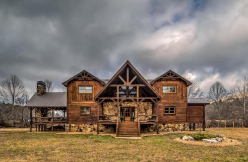 Blue Ridge House | The Haven on Toccoa - River deck | Fire Pit | Hot Tub | Outdoor Fireplace