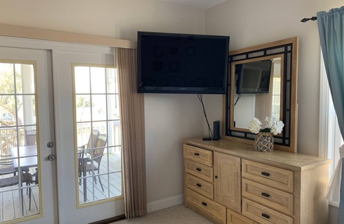 Long Beach House | The Honey Hole-Nice house offering Open Floor Plan 3 Minute walk to the beach