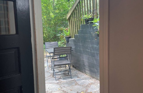 Chapel Hill Apartment | The Snuggery: Light, new studio in charming Chapel Hill
