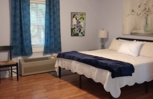 Clinton Cottage | The Violet Cottage - Downtown Clinton