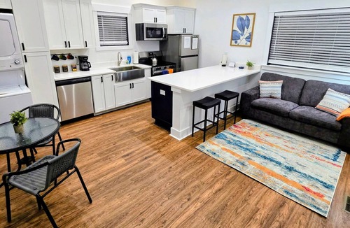 Jarvisburg House | Tiny House. King bed. Queen bed. Quaint Neighborhood Beach!