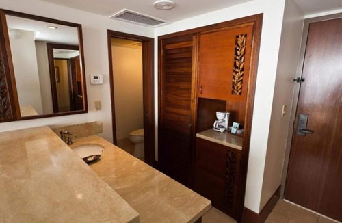 Kaanapali Hotel | Tower Ocean Front Room King at Royal Lahaina Resort
