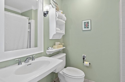 Historic Downtown Manteo Apartment | Tranquil House Inn - Downtown Waterfront Manteo - 1 King Premium Room 20