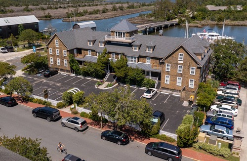 Historic Downtown Manteo Apartment | Tranquil House Inn - Downtown Waterfront Manteo - 1 Queen Suite Premium Rm 30