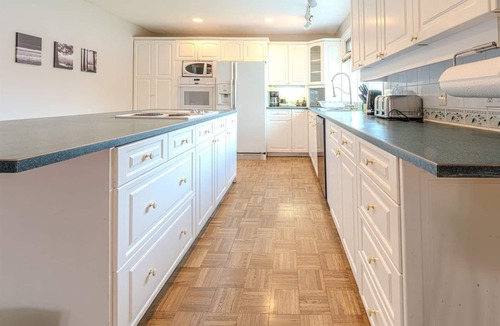 Crescent Heights House | *TransCanada* AC+3BR+3Sofa Bed upto 12 sleeps