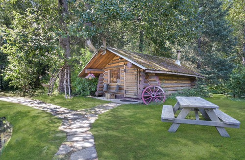 Hope Cabin | Trapper Dan's Cabin -a sweet little cabin directly on the pond in Hope, Alaska
