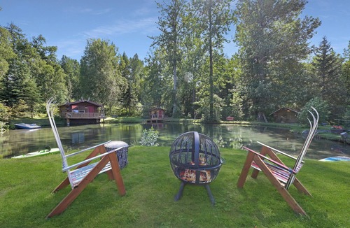 Hope Cabin | Trapper Dan's Cabin -a sweet little cabin directly on the pond in Hope, Alaska