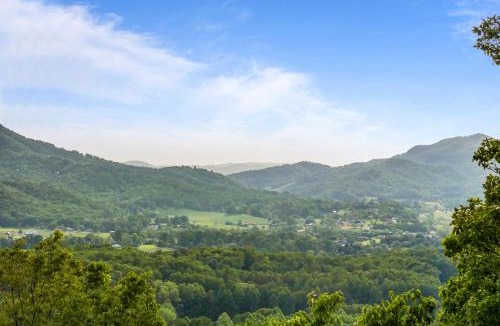 Smoky Mountains Ski Chalet | Trapper Johns Mountain Lodge 4 bed, 3 bath private location in Wears Valley with mountain views