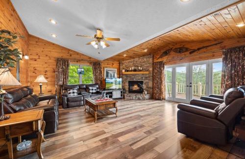 Smoky Mountains Ski Chalet | Trapper Johns Mountain Lodge 4 bed, 3 bath private location in Wears Valley with mountain views