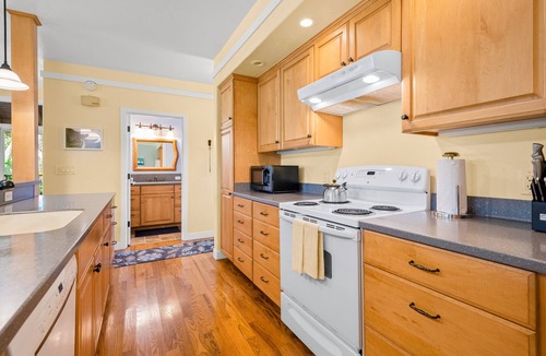 Maunaloa Condo | Tropical condo with wraparound lanai, quiet beaches, pool access, & W/D