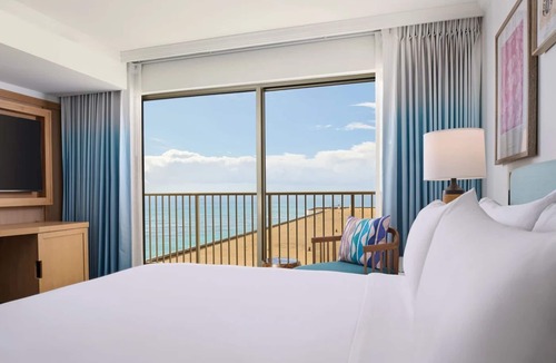 Waikiki Resort | Tropical Dream Right on Waikiki Beach! Unit w/Balcony | Outdoor Pool