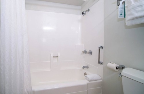 Kahului Hotel | Tropical Escape | 2 Modern Units | Pool | Walk to Ho’aloha Park Beach - 0.1 mi