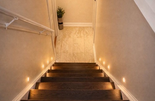 Brampton House | Two Kitchens · Two Entrances · Sleeps 6 · Pearson ~15 Min