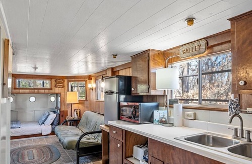 Uncertain House | Unforgettable Experience: Enjoy a maritime adventure unlike any other. Unwind in a cozy little ship with upper and lower decks with private dock access