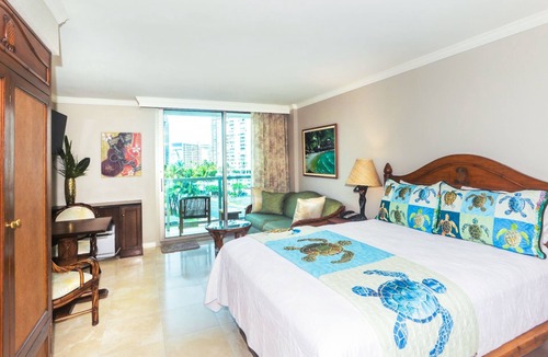 Waikiki Apartment | Unique Chic Hotel with pool, WiFi, gym & AC in world-class Waikiki, Hawaii.
