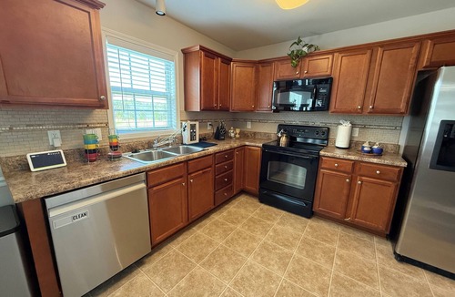 Clemmons House | Unwind in Clemmons. Truist and Tanglewood parks, lakes, mountains and wineries !