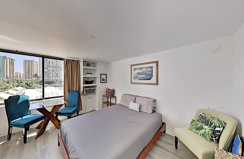 McCully - Moiliili Condo | Upbeat Hawaiian Monarch Studio | Pool + Gym