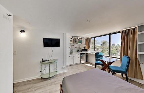 McCully - Moiliili Apartment | Upbeat Hawaiian Monarch Studio