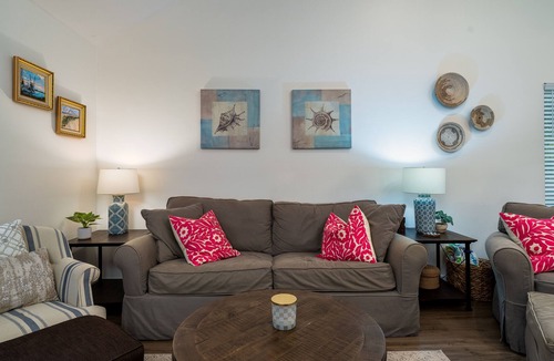 Tarpon Pond House | Updated 2 Bedroom Villa! Convenient to Clubhouse, Pools, Beaches! Pet Friendly!