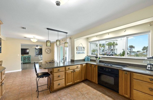 Villa Primera House | Updated Beach Cottage | Steps from the Gulf | Pet Friendly | Rooftop Deck