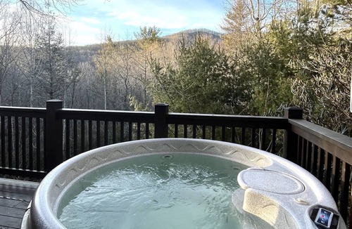 Bear Den Cabin | Updated cabin, hot tub views!