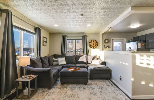 Bayshore - Klatt House | Updated Townhome: Near Airport & Shopping!
