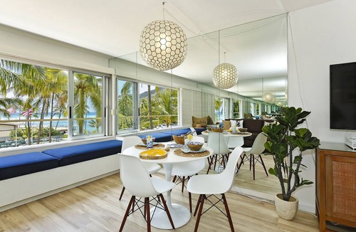 Diamond Head - Kapahulu - St. Louis Condo | Upgraded Beachfront Studio on Quiet Waikiki beach with Swimming/Surfing!