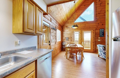 Warrens House | Upper-Level duplex, adventure retreat with fire pit, AC, patio & WIFI