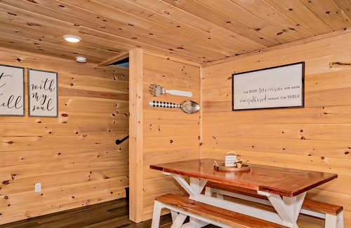 Sevierville Ski Chalet | Valley High Comfort: Mtn Views, Honeymoon, Game Room, large yard, close to Attractions!