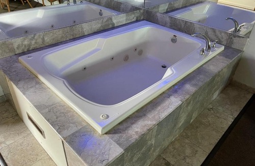 Lyons Hotel | VIBE INN - WHIRLPOOLS SUITES - Lyons